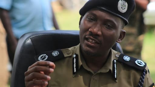 Le porte-parole de la police ougandaise Andrew Kaweesi, lors d'une conférence de presse, le 30 novembre 2016 au siège de la police à Kasese