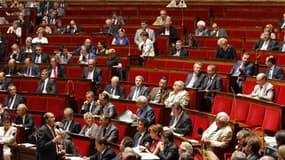 Des élus de tous bords politiques protestent contre les sanctions financières qui punissent désormais les députés français coupables d'absentéisme. Le nouveau règlement de l'Assemblée nationale prévoit que les élus absents plus de deux fois par mois en co