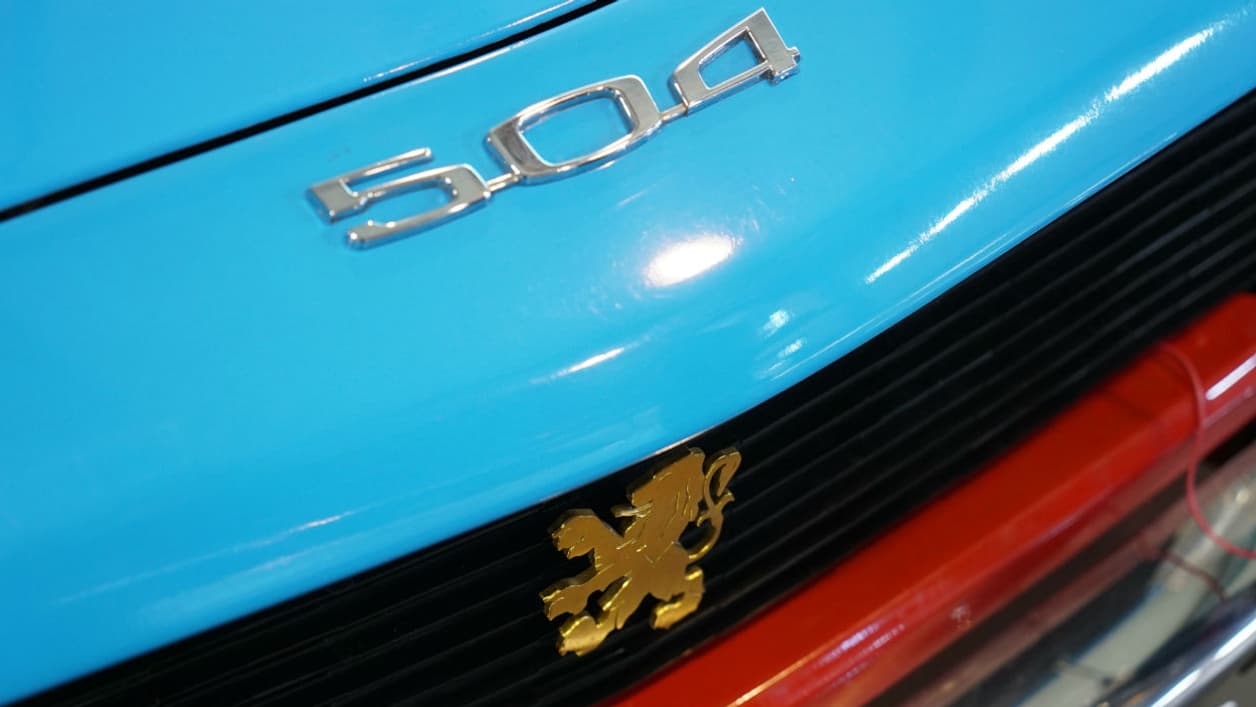 La 504 fait partie des mdèles Peugeot qui portent leur numéro sur le capot.