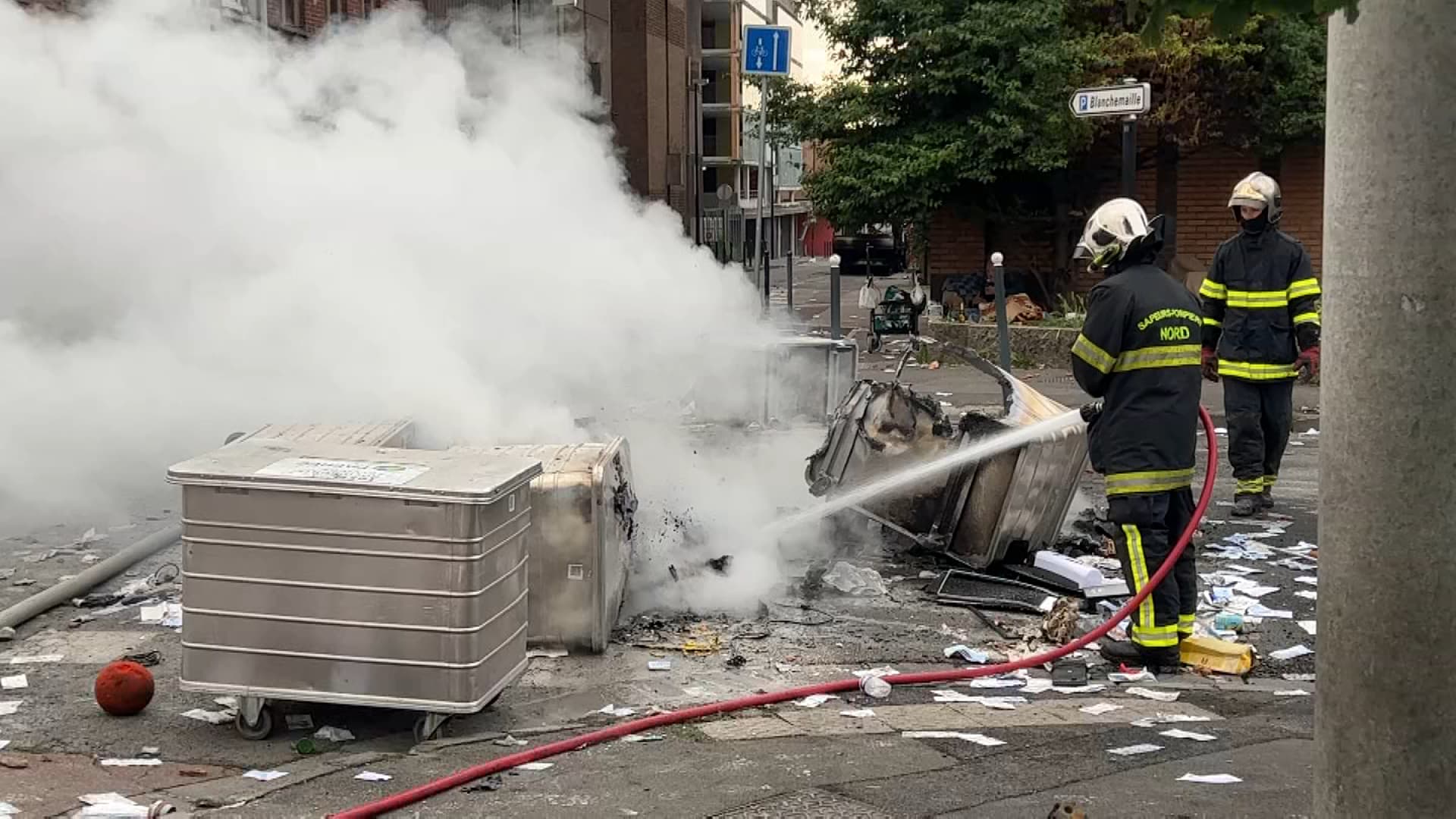 Les pompiers sont intervenus très tôt ce vendredi 30 juin 2023 au matin pour éteindre des feux de poubelles à Roubaix. Les pompiers sont intervenus très tôt ce vendredi 30 juin 2023 au matin pour éteindre des feux de poubelles à Roubaix.
