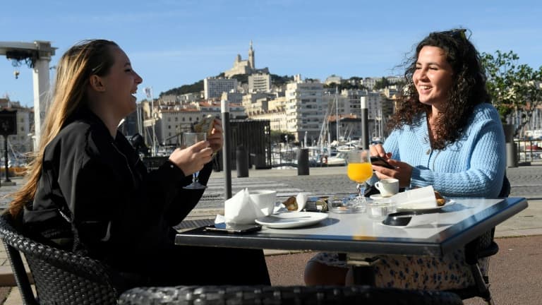 Deux jeunes femmes prennent un café en terrasse à Marseille sur le Vieux-Port le 19 mai 2021