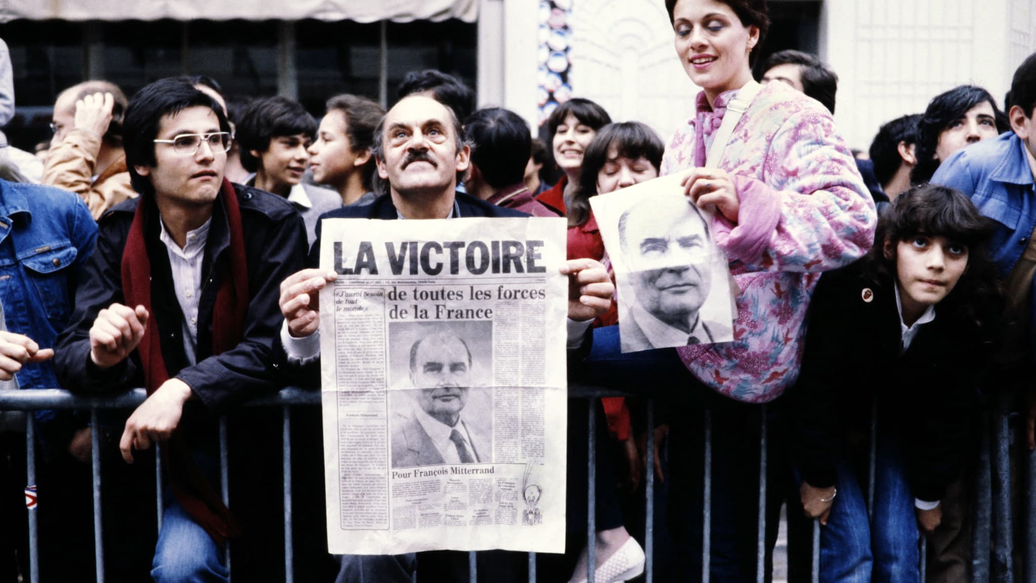 Un sympathisant socialiste brandissant la Une du lendemain de la victoire de François Mitterrand, le 11 mai 1981 Un sympathisant socialiste brandissant la Une du lendemain de la victoire de François Mitterrand, le 11 mai 1981