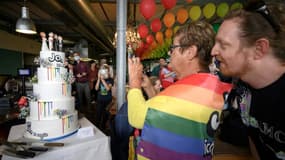 Des Suisses célèbrent la victoire du Oui au référendum pour ouvrir le mariage aux couples de même sexe, le 26 septembe 2021 à Berne