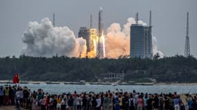 Des personnes observent le lancement du premier module de la station spatiale chinoise à la base de lancement de Wenchang, dans le sud de la Chine
