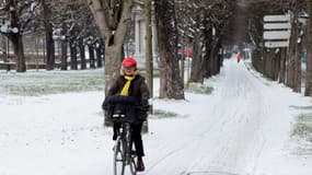 Un parisien à vélo le long des Champs-Elysées (illustration).