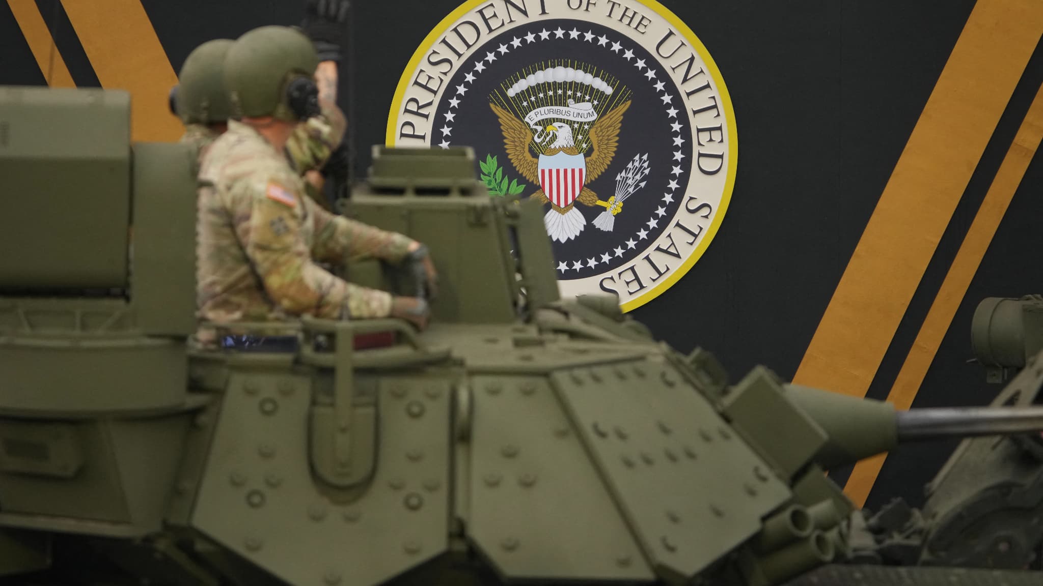 Los vehículos blindados pasan antes de un foro durante'Un desfile militar el 14 de junio de 2025 en Washington, DC. Armored vehicles pass in front of a forum during the military parade on June 14, 2025 in Washington, DC.