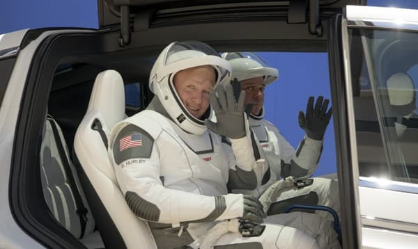 Robert Behnken et Douglas Hurley dans la capsule Dragon de SpaceX. Robert Behnken et Douglas Hurley dans la capsule Dragon de SpaceX.