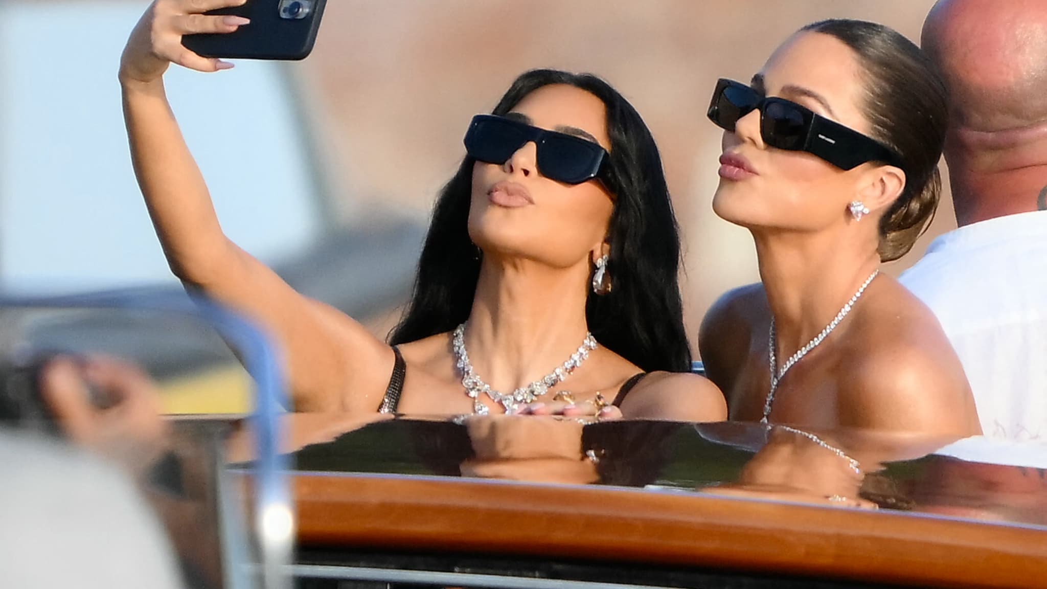 Kim and Khloé Kardashian on June 27, 2025 in Venice at the wedding of Jeff Bezos and Lauren Sanchez. Kim and Khloé Kardashian on June 27, 2025 in Venice at the wedding of Jeff Bezos and Lauren Sanchez. lady gaga concert, cédric grolet