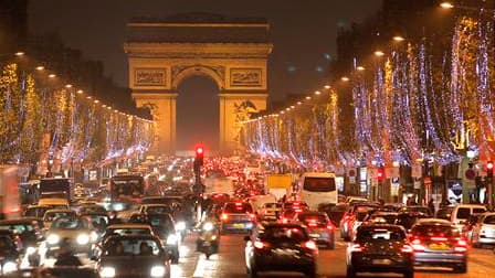 Sur les Champs-Elysées, à Paris. La France est sur le pied de guerre ce vendredi pour prévenir les incidents devenus rituels du Nouvel An, tels que les incendies de voitures, phénomène sur lequel le gouvernement refuse désormais de communiquer. /Photo pri