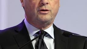 François Hollande déclare vouloir réserver le recours au référendum en France à des cas exceptionnels ayant trait à des changements de constitution ou des transferts de souveraineté. Le candidat socialiste se démarque ainsi du président Nicolas Sarkozy, f