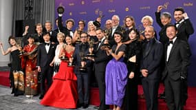 Les membres du casting de "Shogun" avec les 18 Emmy Awards obtenus dimanche 15 septembre à Los Angeles.