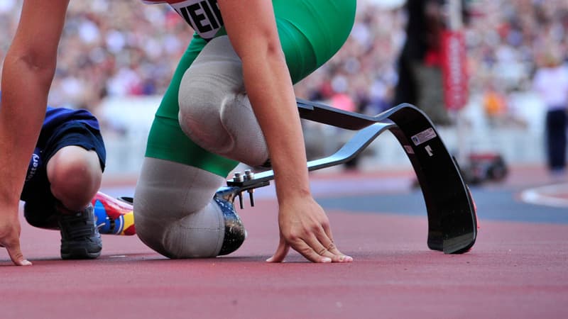 Un athlète équipé d'une prothèse au départ d'une course. (Illustration)