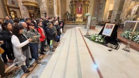 Des fidèles rassemblés dans la cathédrale de Buenos Aires en Argentine lundi