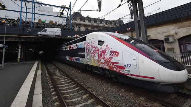 Le nouveau TGV sud-ouest, baptisé L'Océane, en gare de Bordeaux.