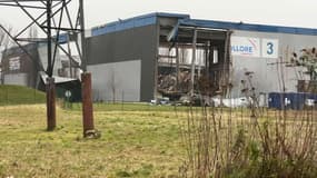 L'entrepôt n°3 de Bolloré Logistics à Grand-Couronne, dix jours après l'incendie.