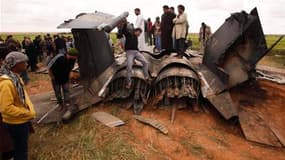 Un avion de chasse américain s'est écrasé dans la nuit de lundi à mardi, près de Benghazi, en Libye mais l'équipage est sauf et a été récupéré. L'accident est très probablement dû à un problème mécanique. /Photo prise le 22 mars 2011/REUTERS/Suhaib Salem