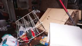 Un habitant de Haute-Loire constate les dégâts dans sa maison, le 18 octobre 2024
