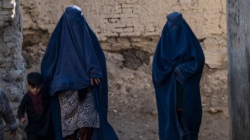 Deux femmes en burqa et un enfant à Kaboul, en Afghanistan, le 31 janvier 2024