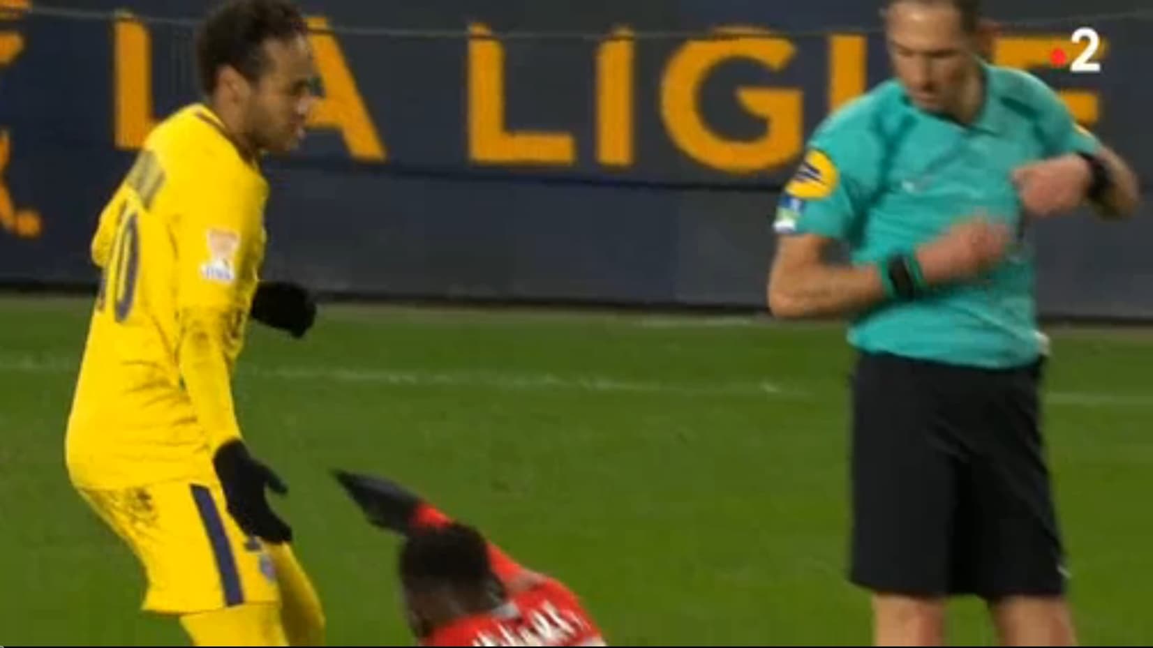 Neymar fait semblant de relever son adversaire Neymar fait semblant de relever son adversaire