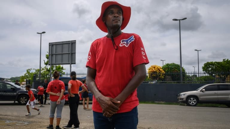 Rodrigue Petitot, président du Rassemblement pour la protection des peuples et des ressources afro-caribéennes (RPPRAC), devant un supermarché Carrefour dans la commune du François, le 21 septembre 2024 en Martinique