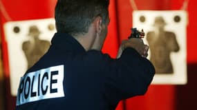 Un policier en plein entraînement de tirs. (Photo d'illustration).