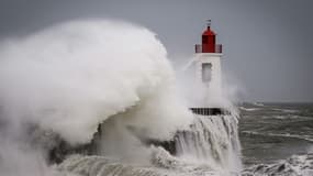 Des vagues s'écrasent contre le phare à l'entrée du port des Sables-d'Olonne, pendant la tempête Nelson, le 28 mars 2024 en Vendée. Photo d'illustration