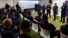 Emmanuel Macron avec les joueurs du XV de France