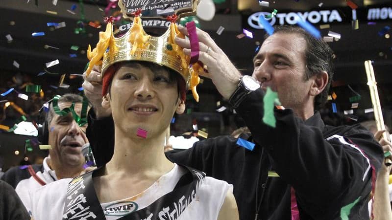 Un Japonais a remporté vendredi la 20e édition du Wing Bowl en ingurgitant pas moins de 337 ailes de poulet en une demi-heure. DTakeru Kobayashi, 57 kg, a dominé 26 participants plus corpulents et remporté 20.000 dollars. /Photo prise le 3 février 2012/RE