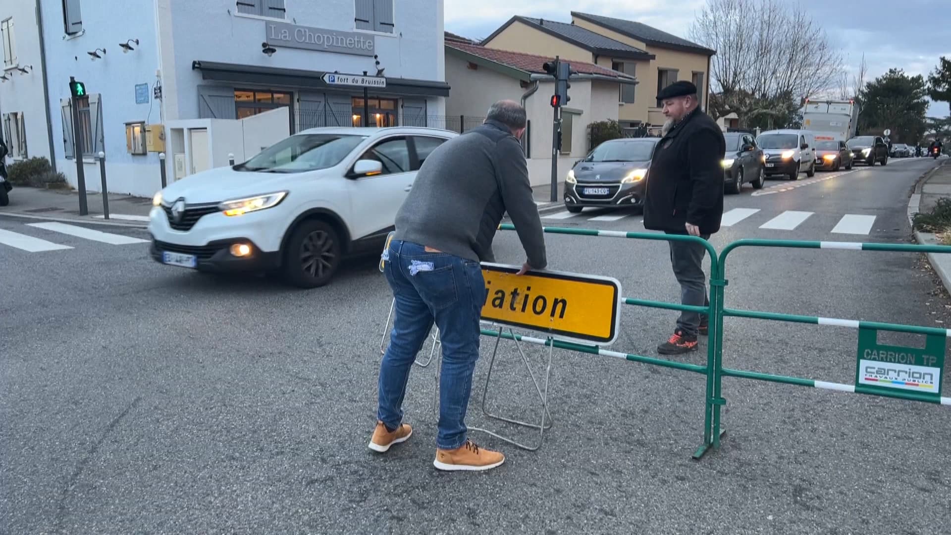 La route de Bruissin à Francheville (Rhône) barrée pendant 30 minutes ce mercredi 12 février au matin La route de Bruissin à Francheville (Rhône) barrée pendant 30 minutes ce mercredi 12 février au matin
