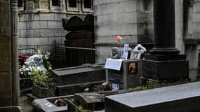 La tombe du chanteur Jim Morrison au Père Lachaise à Paris