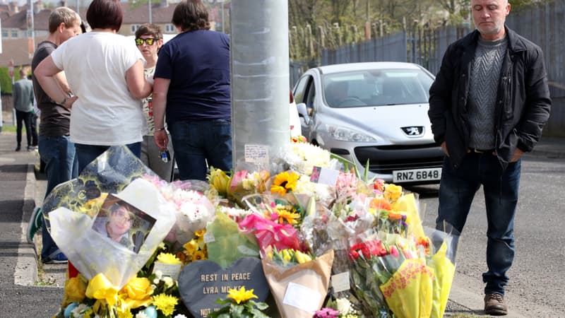 Des irlandais déposent des fleurs et se recueillent