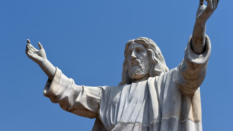 La statue fait 8,53m de haut et pèse 40 tonnes. 