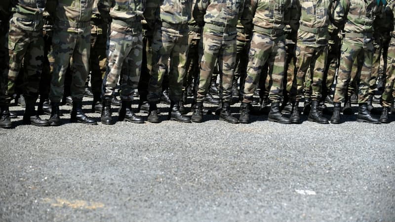 Militaires en rang au camp militaire de Caylus.
