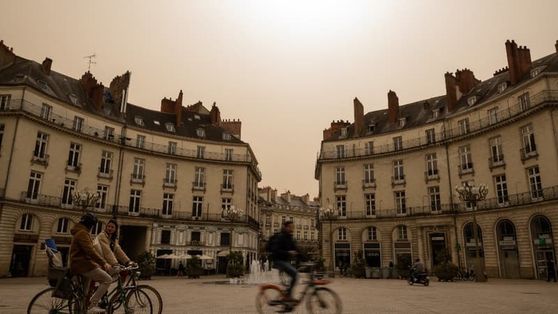 Le ciel jaune et ocre, chargé de sables du Sahara, au-dessus de Nantes (Loire-Atlantique) ce mardi 15 mars 2022.