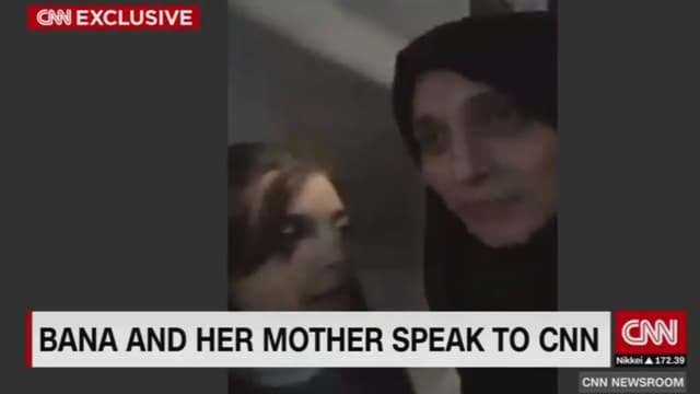 Bana, 7 ans, et sa mère lors d'une interview donnée à CNN