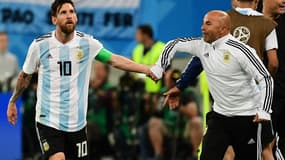 Lionel Messi (à gauche) et Jorge Sampaoli avec l'Argentine lors du Mondial 2018