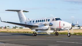 Cet avion espion est un King Air 350 du constructeur américain Beechcraft, bardé de capteurs et d'appareils de surveillance électronique, pour les besoins des services de renseignement français.