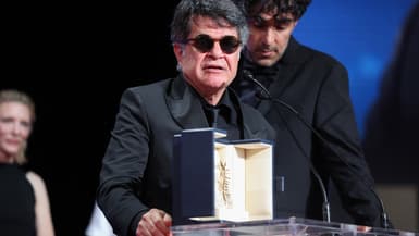 Le réalisateur et dissident iranien Jafar Panahi recevant la Palme d'or au Festival de Cannes le 24 mai 2025 pour son film "Un simple accident"