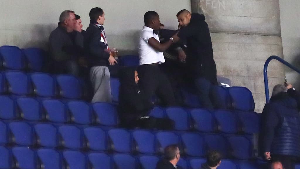 Le supporter avec un t-shirt blanc Le supporter avec un t-shirt blanc