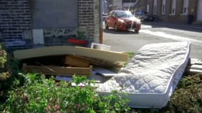 À Denain (Nord), des déchets sauvages sont illégalement déposés dans la rue comme ici le 7 octobre 2024.
