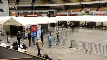 Le Palais des sports de Gerland à Lyon accueille un centre de vaccination depuis ce jeudi.