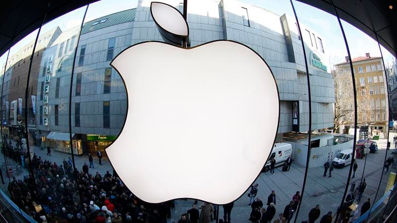 Apple a atteint lundi la plus grosse capitalisation boursière jamais enregistrée par une entreprise cotée, la valeur globale de ses actions (623,14 milliards de dollars, soit 505 milliards d'euros), dépassant le précédent record, inscrit par Microsoft il