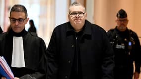 Pierre Ménès (d) accompagné de son avocat Arash Derambarsh au tribunal correctionnel de Paris le 8 mars 2023