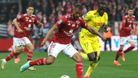 Steve Mounié au duel avec Moussa Sissoko lors de Brest-Nantes, 4 mai 2024