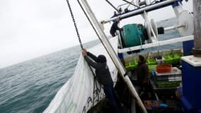 Des bateaux de pêche français manifestent contre les conditions imposées aux marins français après le Brexit, devant le port de Saint-Hélier, capitale de l'île anglo-normande de Jersey, le 6 mai 2021 