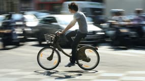 Un jeune homme en Velib' dans les rues de la capitale