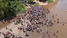 Des migrants originaires du Honduras se jettent dans le fleuve Suchiate, au Guatemala, pour passer au Mexique, le 29 octobre 2018.