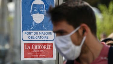Un homme portant un masque le 20 juillet 2020 à Lille, dans le nord de la France. Le port du masque est obligatoire en France dans les espaces clos depuis ce lundi