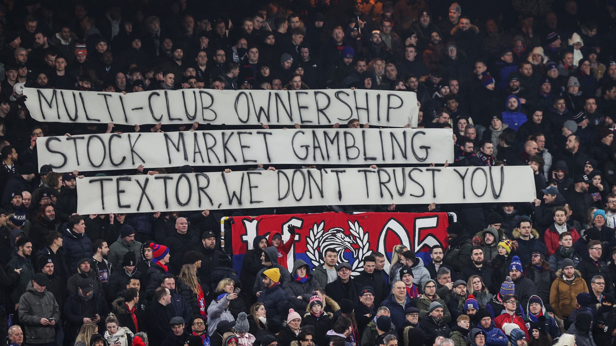 La banderole des supporters de Crystal Palace contre John Textor La banderole des supporters de Crystal Palace contre John Textor