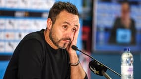 Roberto De Zerbi pensif pendant une conférence de presse de l'OM, novembre 2024
